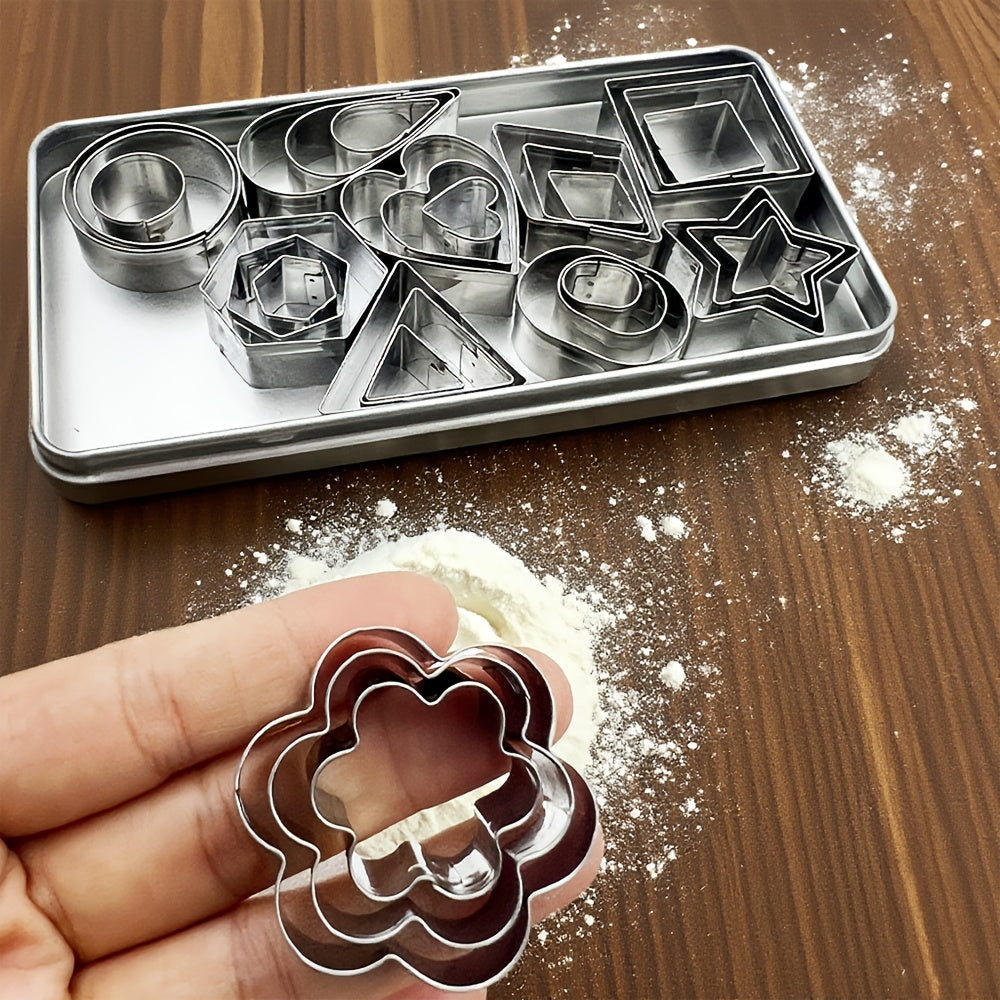 Lot de 30 emporte-pièces miniatures avec boîte, formes géométriques variées, parfaits pour biscuits, chocolat, fruits, pâte à modeler et créations culinaires.