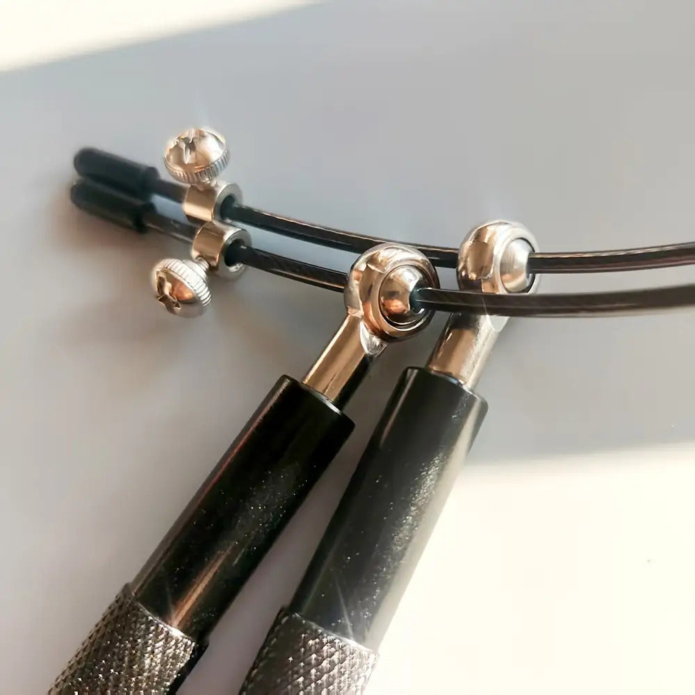 Corde à Sauter Professionnelle : Poignées aluminium robustes, rotation 360°, grip antidérapant, système corde rapide, idéale HIIT, boxe et gym.