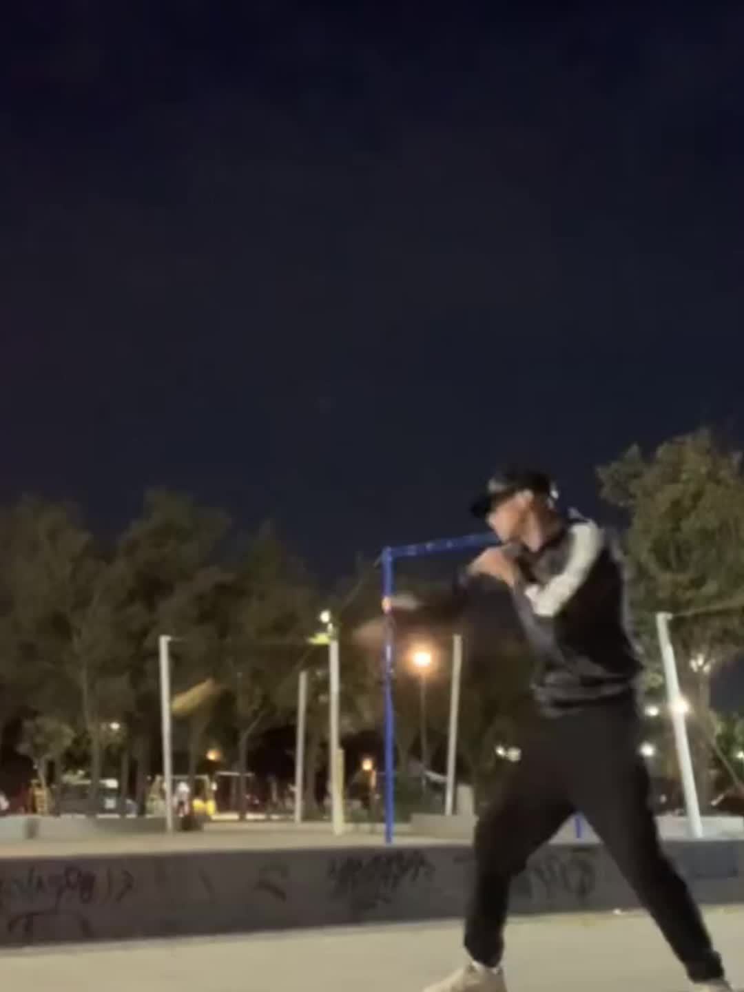 Balle de réaction montée sur tête pour entraînement vitesse et agilité, cible de boxe idéale à domicile pour réflexes et coordination.