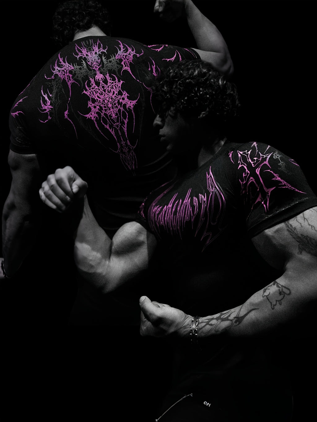 T-shirt compression 2025, haute élasticité, séchage rapide, motif géométrique rouge, maintien musculaire performant, adapté entraînement hommes et femmes.