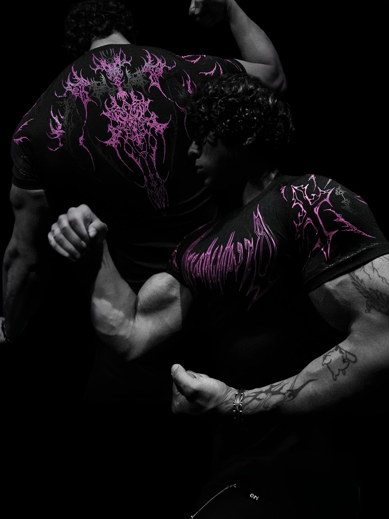 T-shirt compression 2025, haute élasticité, séchage rapide, motif géométrique rouge, maintien musculaire performant, adapté entraînement hommes et femmes.