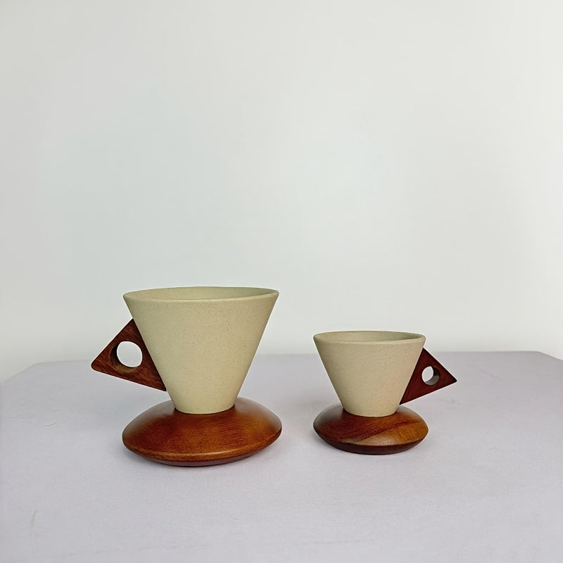 Tasse à café en céramique 250 ml, artisanale, bec verseur large, poignée bois, sous‑verre inclus, idéale maison, bureau ou cadeau.