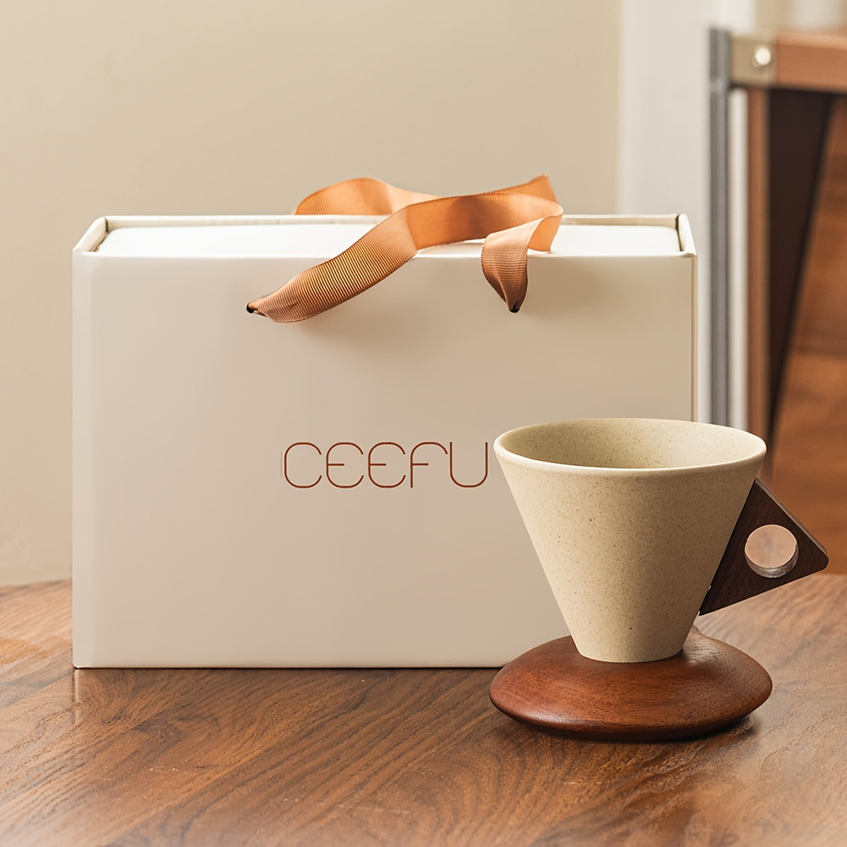 Tasse à café en céramique 250 ml, artisanale, bec verseur large, poignée bois, sous‑verre inclus, idéale maison, bureau ou cadeau.