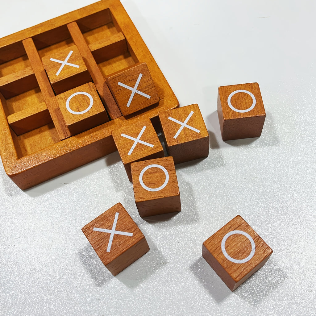 Jeu classique XO en bois, 9 blocs et plateau, idéal soirées familiales et décoration, parfait pour salon et cadeaux de fêtes.