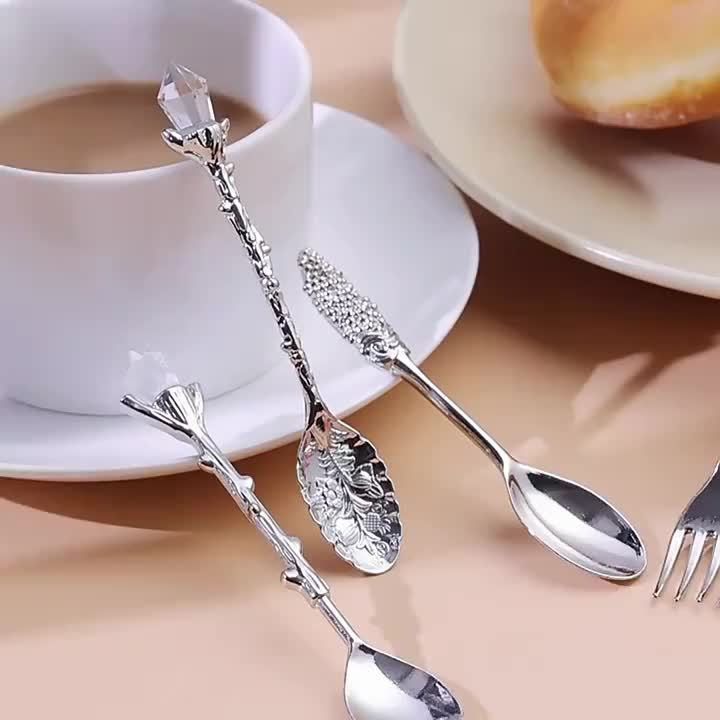 Lot de 6 Cuillères Dessert Style Européen : Métal doré vintage, pour café et fruits, design rétro sculpté, idéal cuisine et table, styles aléatoires.