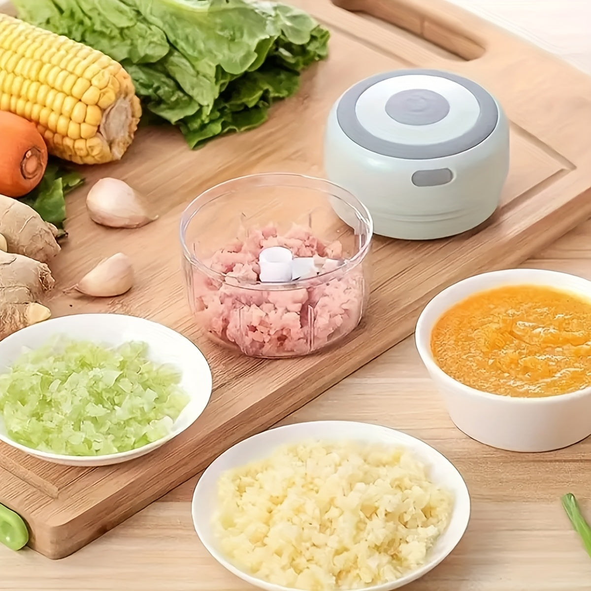 Mini robot culinaire 250 ml avec 3 lames en acier inoxydable, hache viande, légumes et fruits, compact, électrique, pratique pour préparation repas maison.