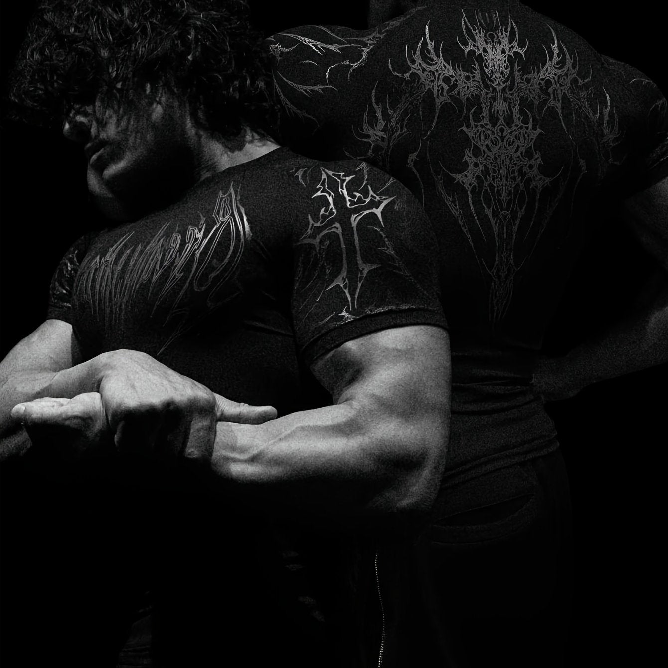 T-shirt compression 2025, haute élasticité, séchage rapide, motif géométrique rouge, maintien musculaire performant, adapté entraînement hommes et femmes.