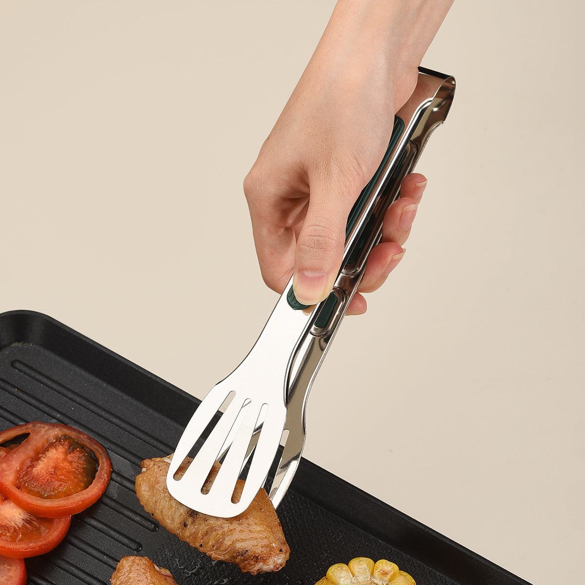 Pinces alimentaires inox avec poignées silicone : résistantes à la chaleur, durables, prise sûre. Idéales pour buffet, BBQ et cuisine extérieure.
