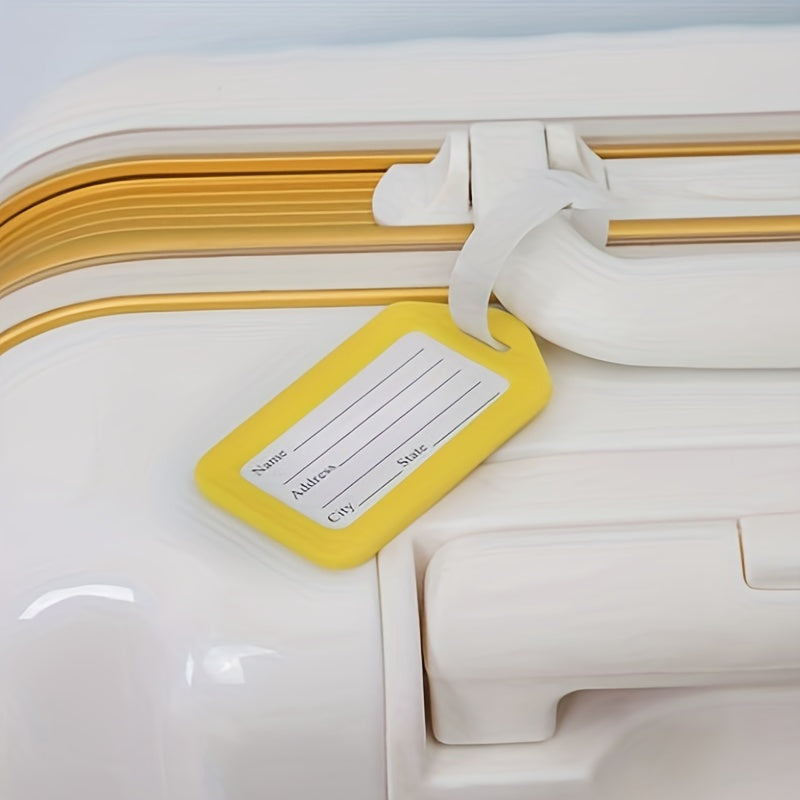 Lot de 10 étiquettes bagages en plastique, pratiques pour valises et sacs, avec identification nom et adresse, usage voyage ou bureau.