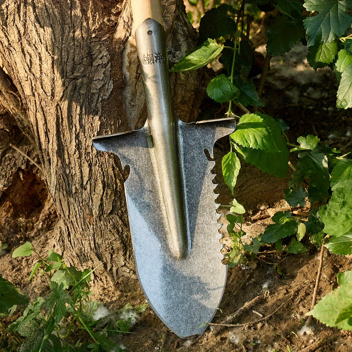 Dual-purpose serrated shovel, multi-purpose serrated shovel, manganese steel hardened shovel, sharp serrated edge, suitable for felling trees, deep digging, camping, gardening, sturdy and durable, ideal for firewood preparation