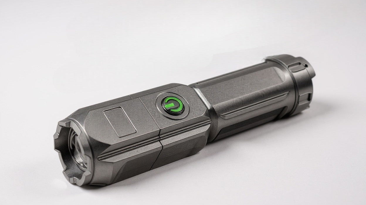 Lampe Torche APOLLOFIRE Haute Puissance : Zoom réglable, portable, multifonction, idéale camping et usage extérieur, construction robuste, faisceau lumineux puissant.