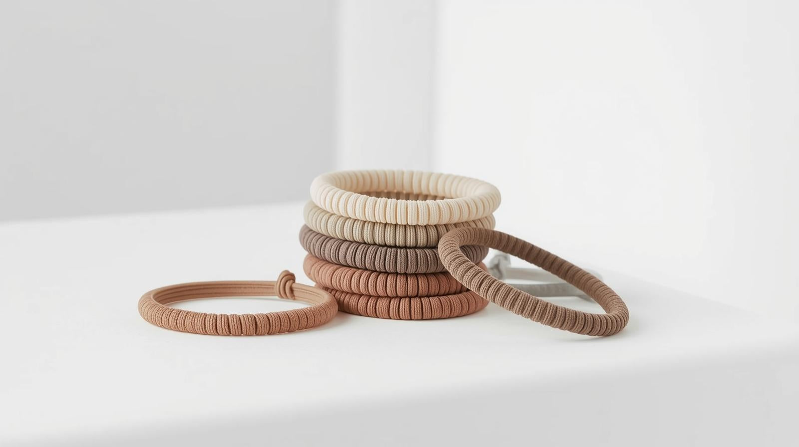 Lot de 100 bandeaux élastiques antidérapants pour filles, nœud élégant, texture tricotée, doux polyester, parfait quotidien et voyage.