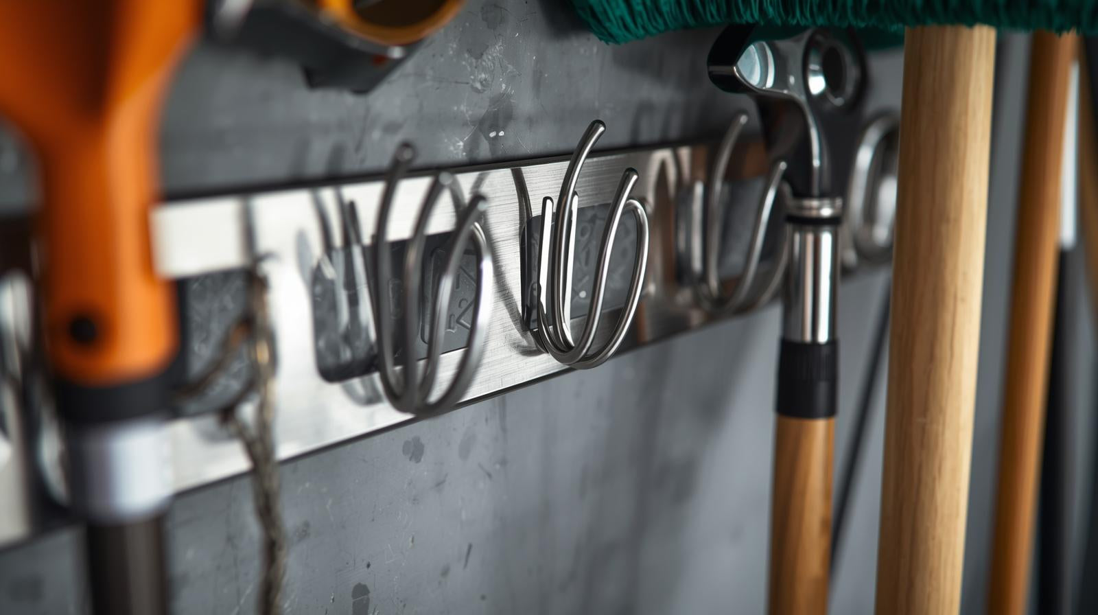 Organisateur mural en acier inoxydable, 4 emplacements et 5 crochets, rangement polyvalent pour outils jardin, balais, garage, robuste et gain de place.