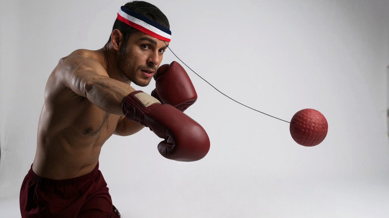 Balle de réaction montée sur tête pour entraînement vitesse et agilité, cible de boxe idéale à domicile pour réflexes et coordination.