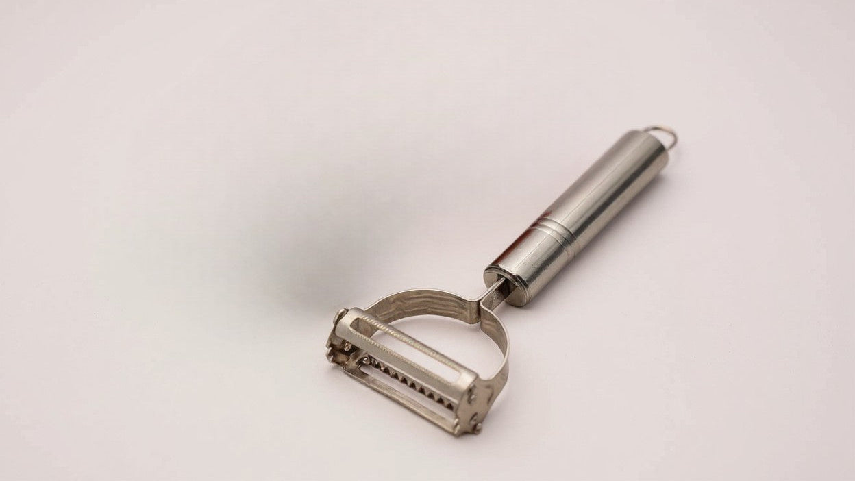 Éplucheur et trancheur inox multifonction, lame tranchante, pour pommes de terre, carottes, poignée ergonomique, préparation facile et efficace, design durable.
