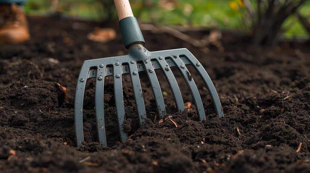 Désherbeur manuel à long manche robuste Acier manganèse durable, lame tranchante pour éliminer racines, idéal pour pelouses, potagers, fermes et aménagement paysager professionnel.