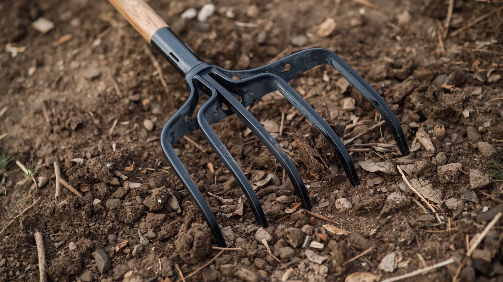 Multi-purpose heavy-duty steel rake, suitable for soil digging and tilling, land reclamation. Ideal for gardens, construction sites, and beach cleaning. Designed with durable metal for easy use in harsh conditions, it is a gar