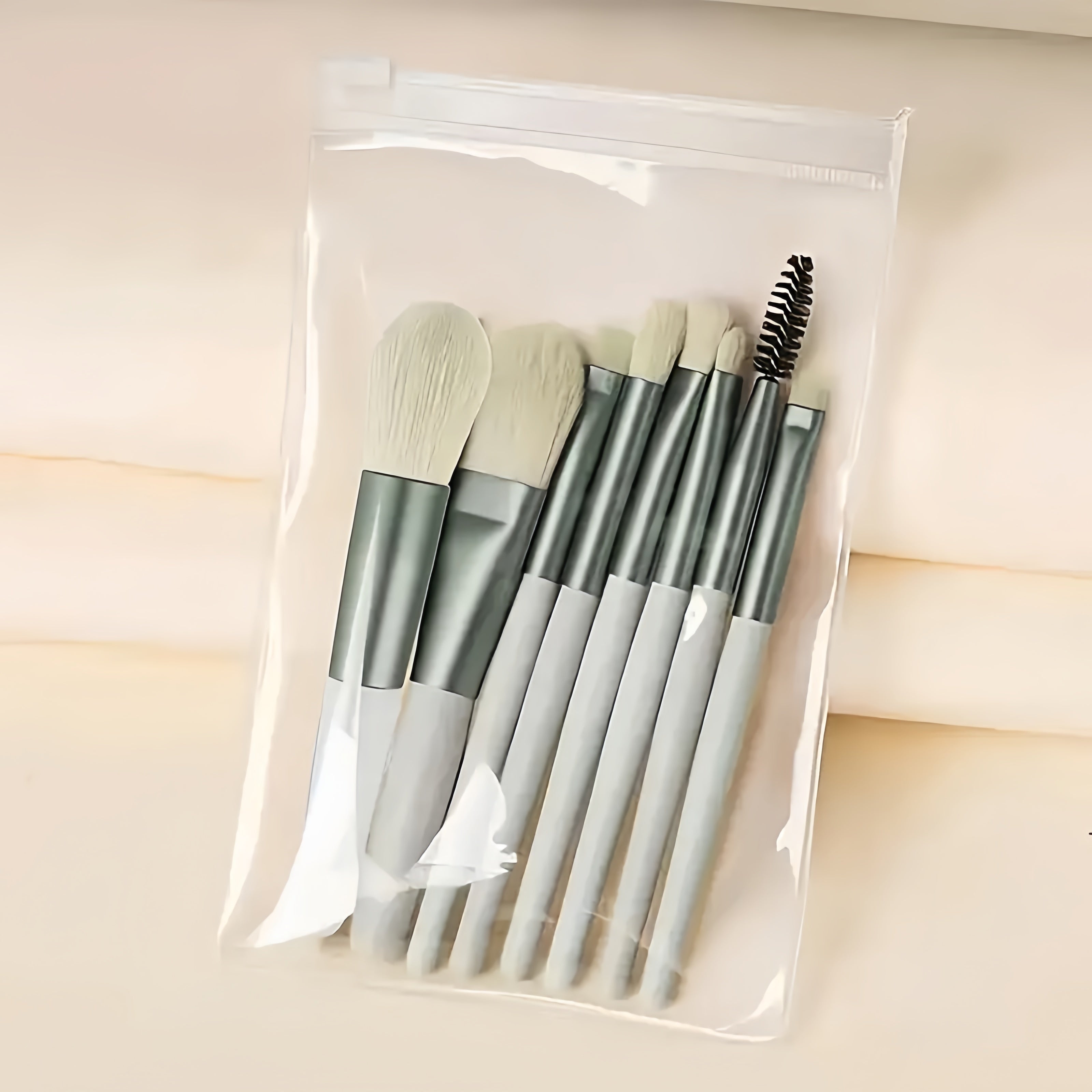 Set de 8 ou 13 pinceaux de maquillage à poils synthétiques doux, incluant fond de teint, fard à paupières, rouge à lèvres, idéal débutants et pros.