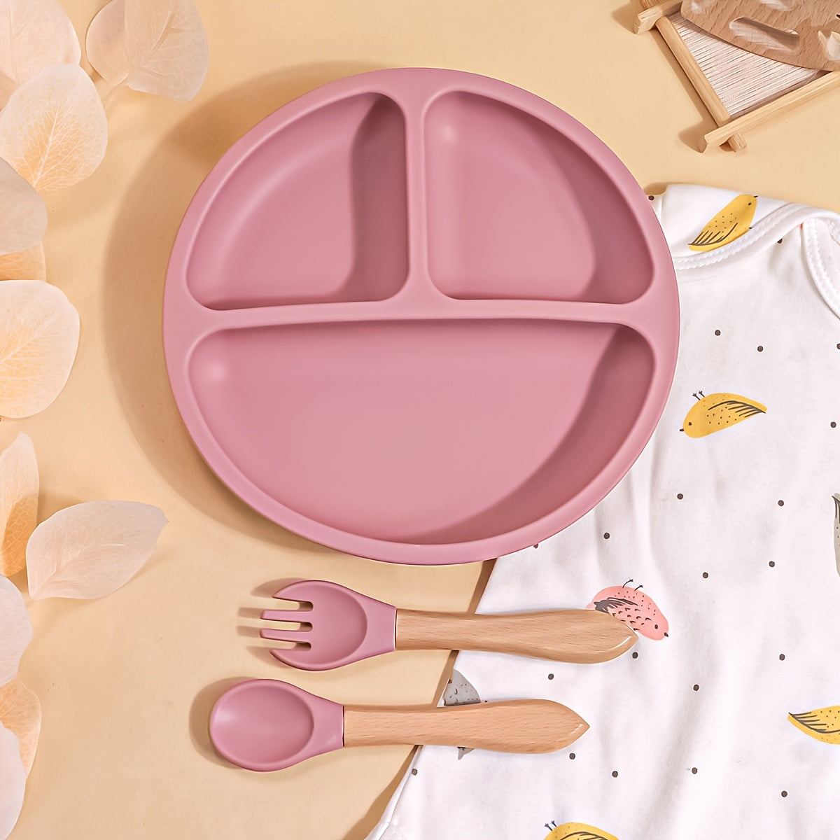 Set repas bébé TYRY.HU 3 pcs en silicone, assiette à ventouses compartimentée et ustensiles, parfait pour diversification et repas en extérieur.