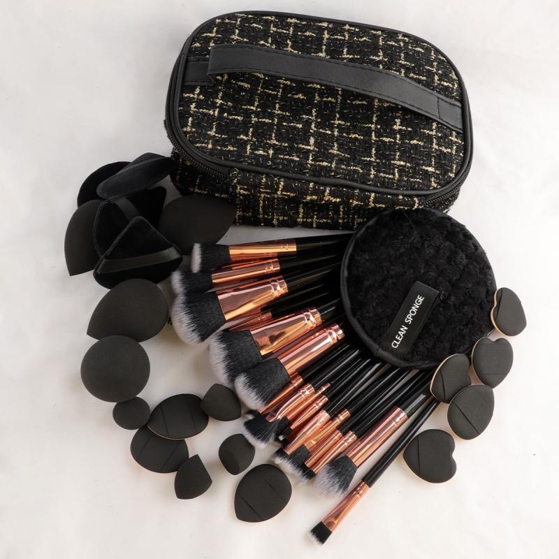 Set maquillage 47 pièces : trousse zippée, 25 pinceaux, éponge nettoyage, 16 applicateurs poudre et 4 mini éponges beauté.