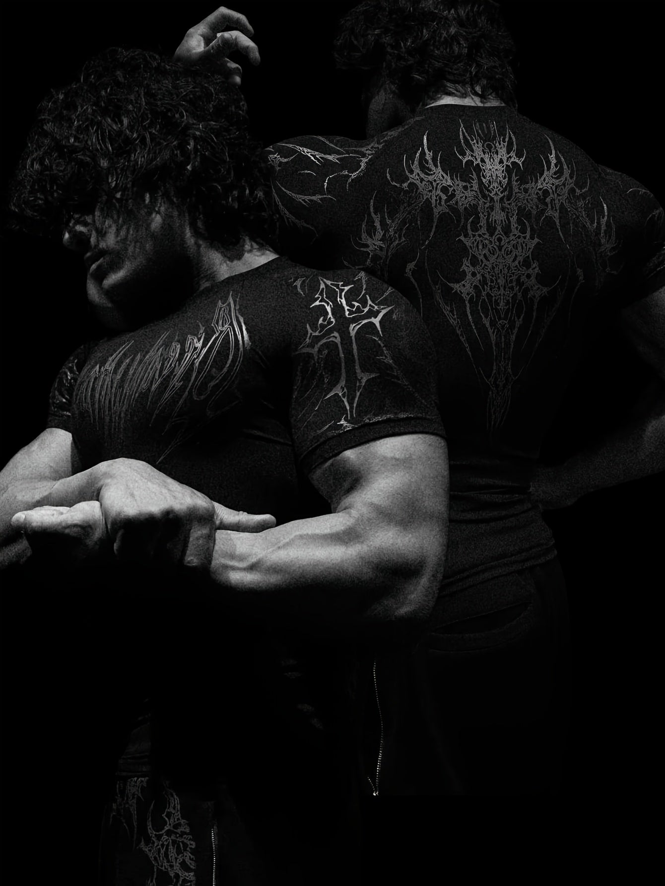 T-shirt compression 2025, haute élasticité, séchage rapide, motif géométrique rouge, maintien musculaire performant, adapté entraînement hommes et femmes.