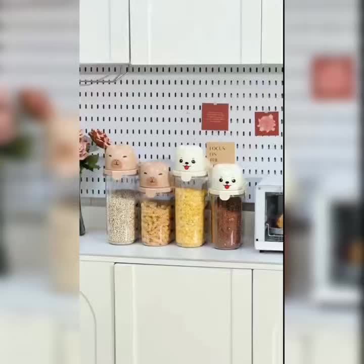 Seau hermétique pour nourriture de chien 2–2,8 L, plastique transparent, portable, idéal pour stocker croquettes et friandises en voyage.