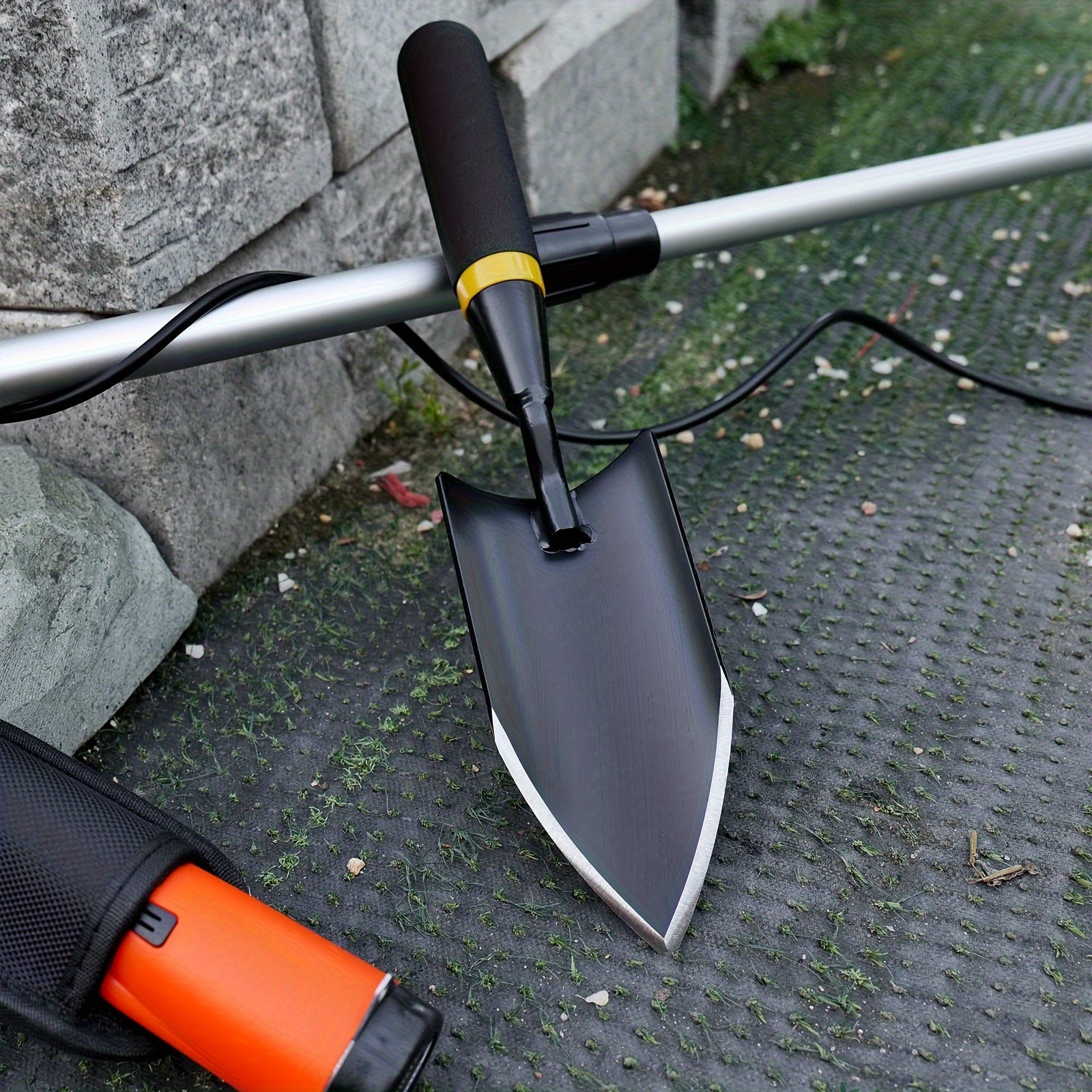 Pelle de jardin en acier carbone robuste Poignée ergonomique en caoutchouc, idéale pour planter, creuser et transplanter, outil durable pour jardinage et entretien des sols.