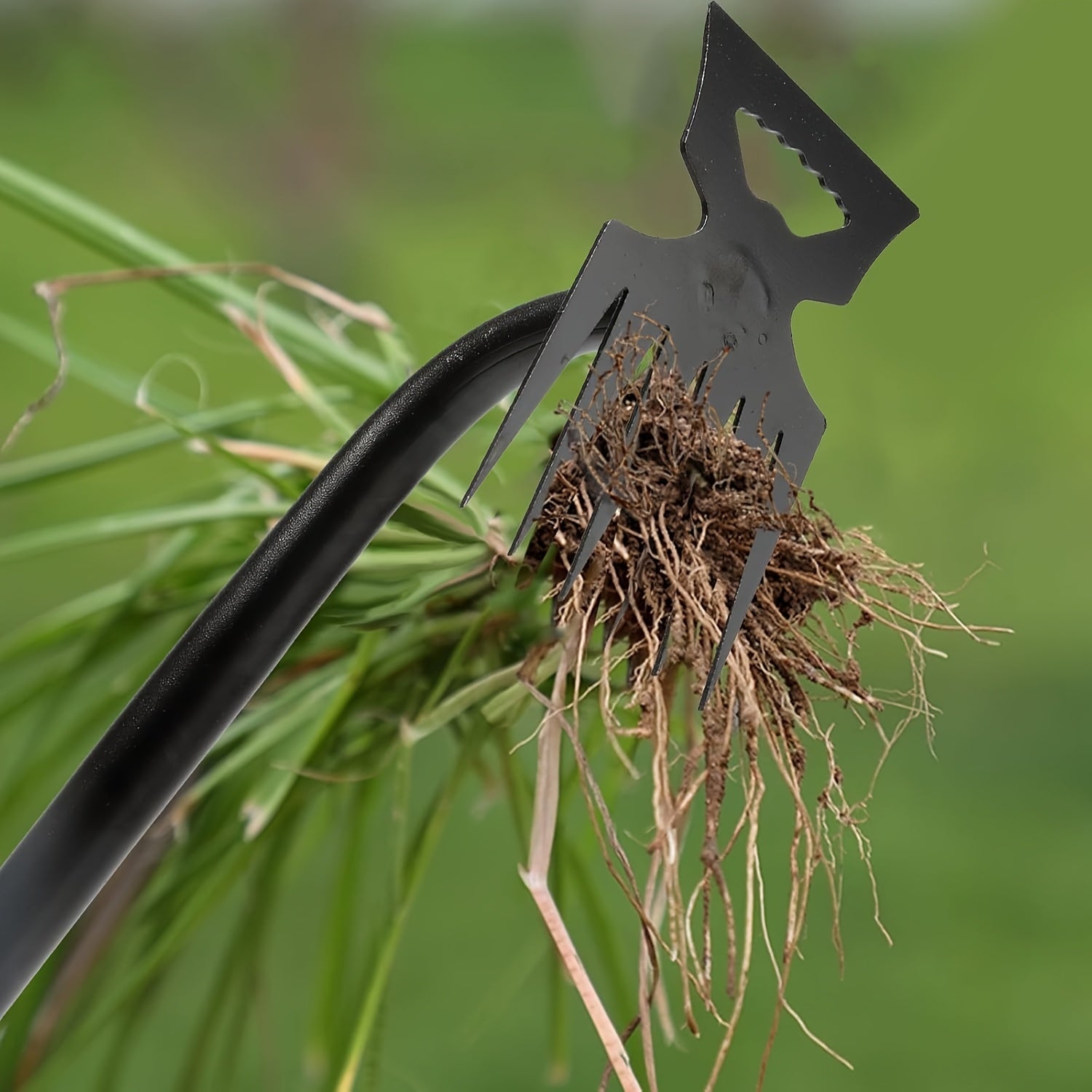 Désherbeur manuel à long manche robuste Acier manganèse durable, lame tranchante pour éliminer racines, idéal pour pelouses, potagers, fermes et aménagement paysager professionnel.