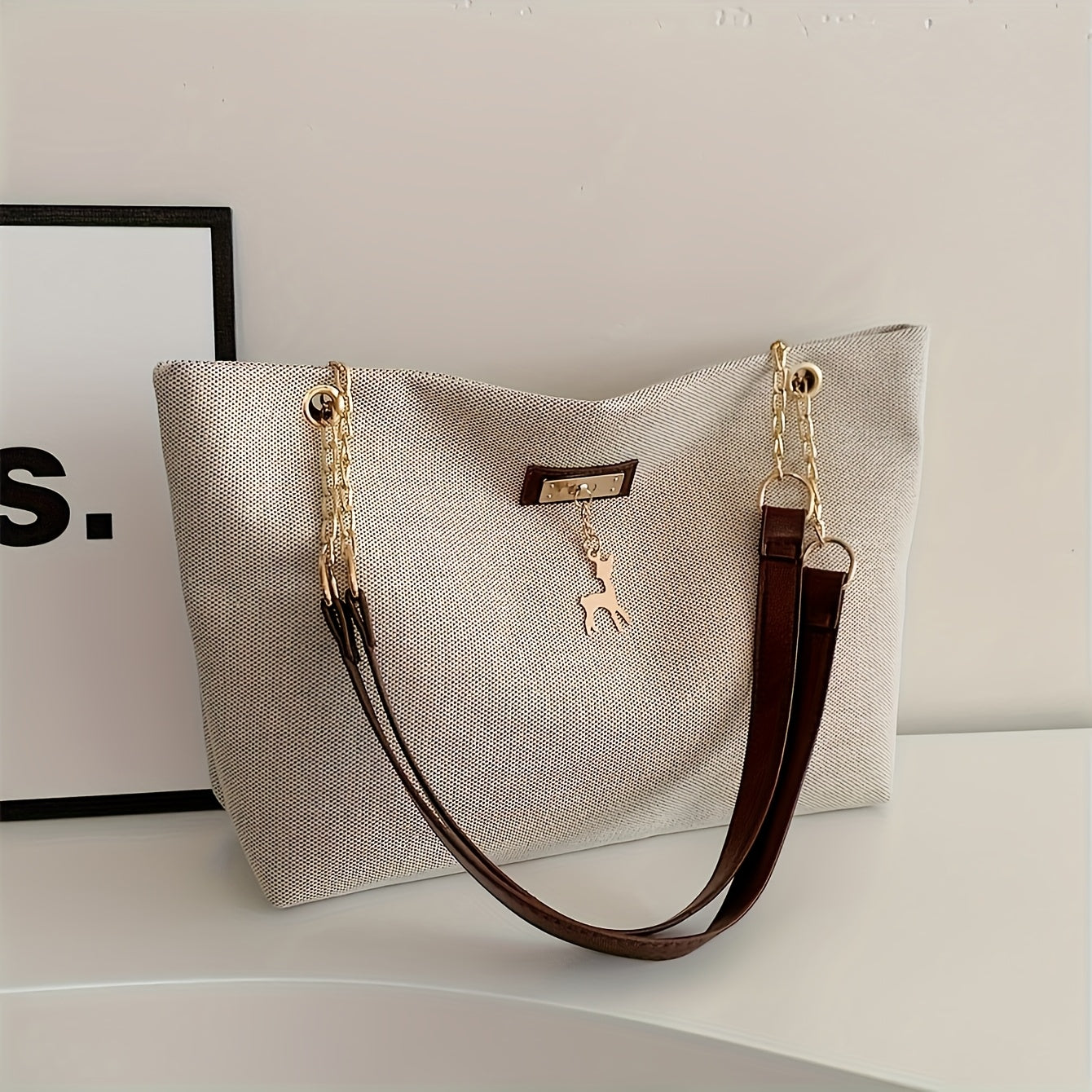 Sac fourre-tout en polyester tendance, grande capacité, bandoulière réglable, fermeture zippée, orné d’un charm cerf, style besace pour femme.