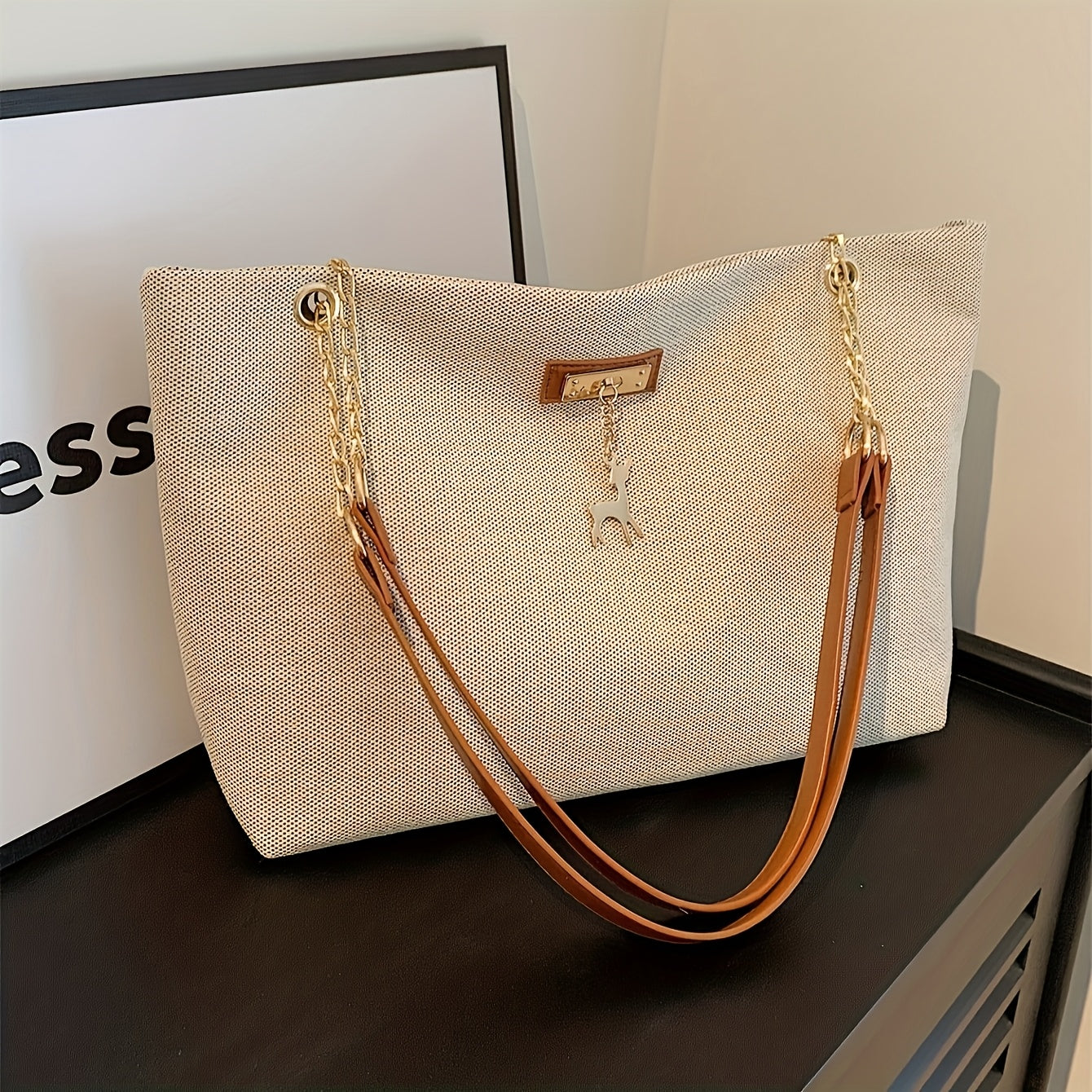 Sac fourre-tout en polyester tendance, grande capacité, bandoulière réglable, fermeture zippée, orné d’un charm cerf, style besace pour femme.