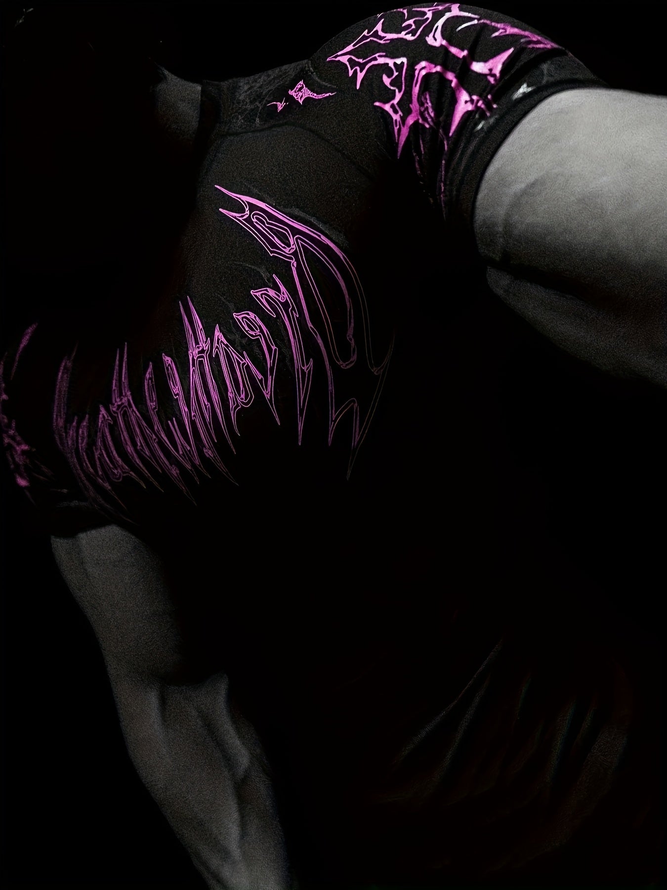 T-shirt compression 2025, haute élasticité, séchage rapide, motif géométrique rouge, maintien musculaire performant, adapté entraînement hommes et femmes.