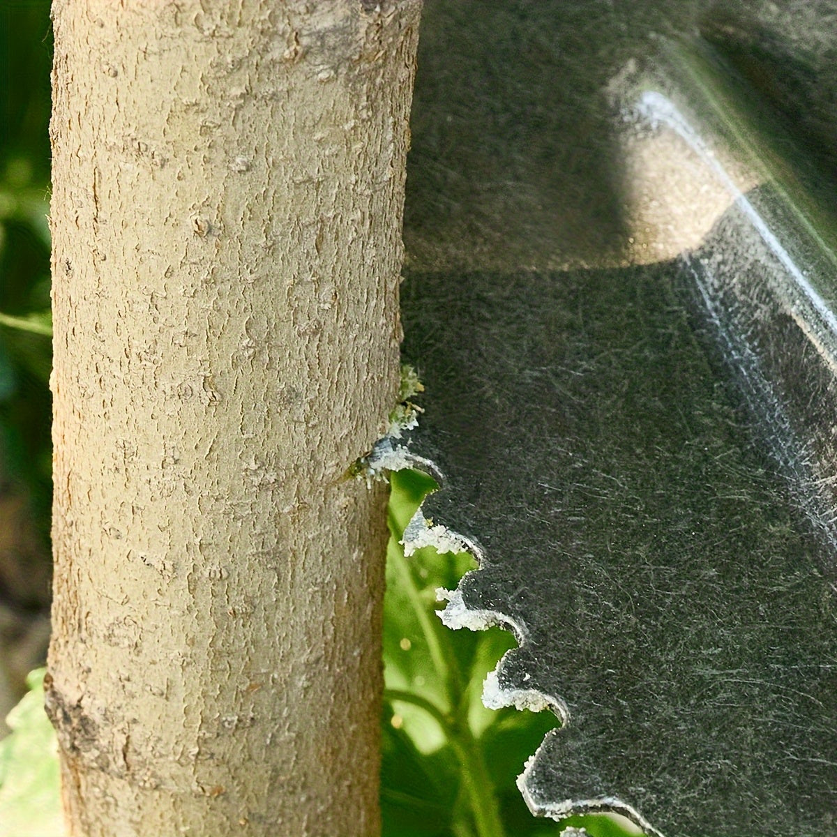 Dual-purpose serrated shovel, multi-purpose serrated shovel, manganese steel hardened shovel, sharp serrated edge, suitable for felling trees, deep digging, camping, gardening, sturdy and durable, ideal for firewood preparation