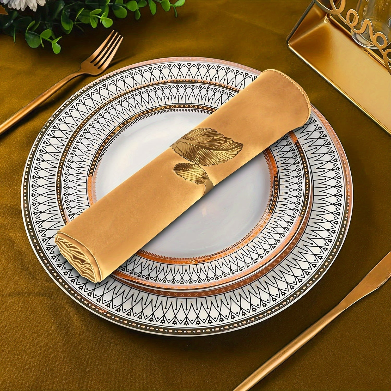 Lot VIJIV 12 pcs : 6 ronds de serviette dorés et 6 serviettes satin 17×17 cm, idéal mariages et fêtes.