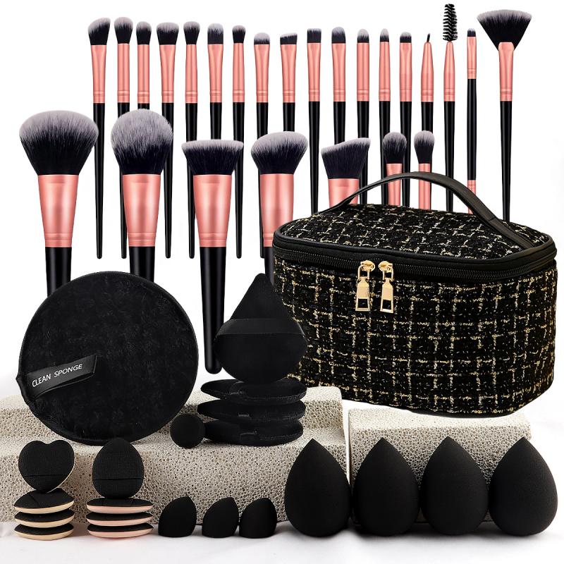 Set maquillage 47 pièces : trousse zippée, 25 pinceaux, éponge nettoyage, 16 applicateurs poudre et 4 mini éponges beauté.