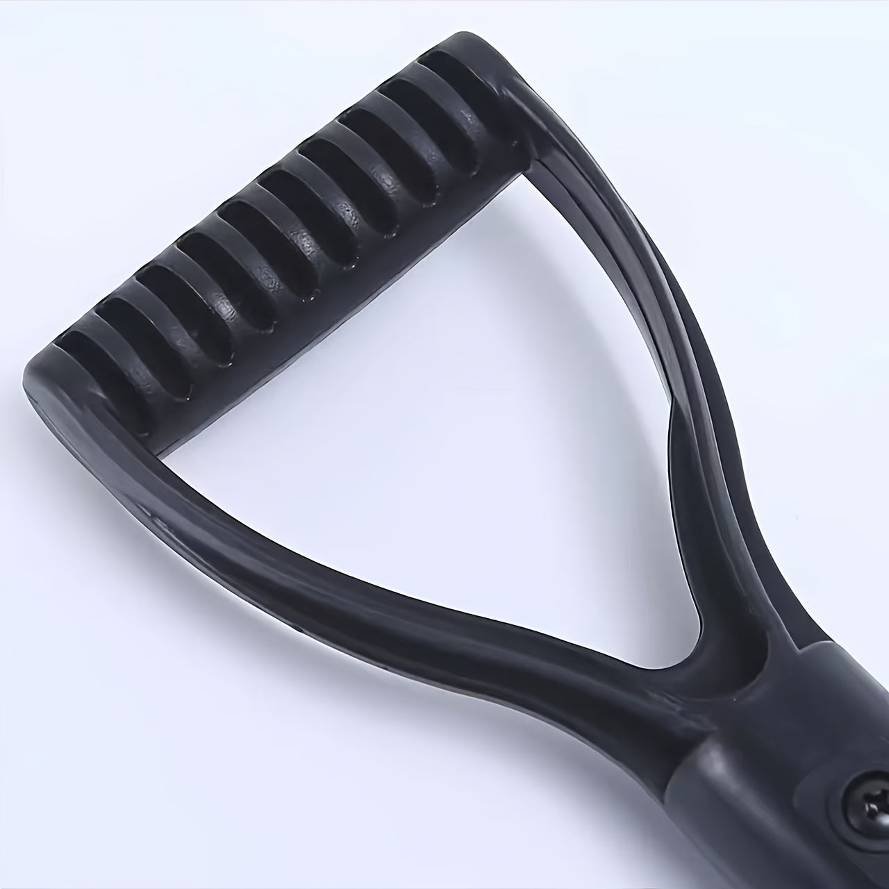 Pelle de jardin compacte, construction métallique robuste, idéale pour jardinage domestique et petits travaux de creusement, usage manuel sans électricité.