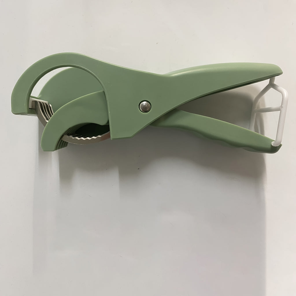 Coupe-légumes et fruits multifonction manuel, design ergonomique vert, lames en acier inoxydable réglables, corps en polypropylène durable, idéal carottes, concombres et tomates.