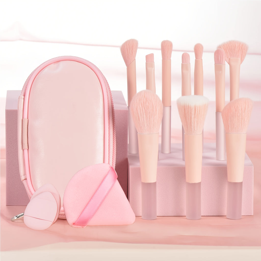 Set portable de pinceaux de maquillage avec éponge et houppette, parfait pour un kit complet d’outils cosmétiques en voyage.