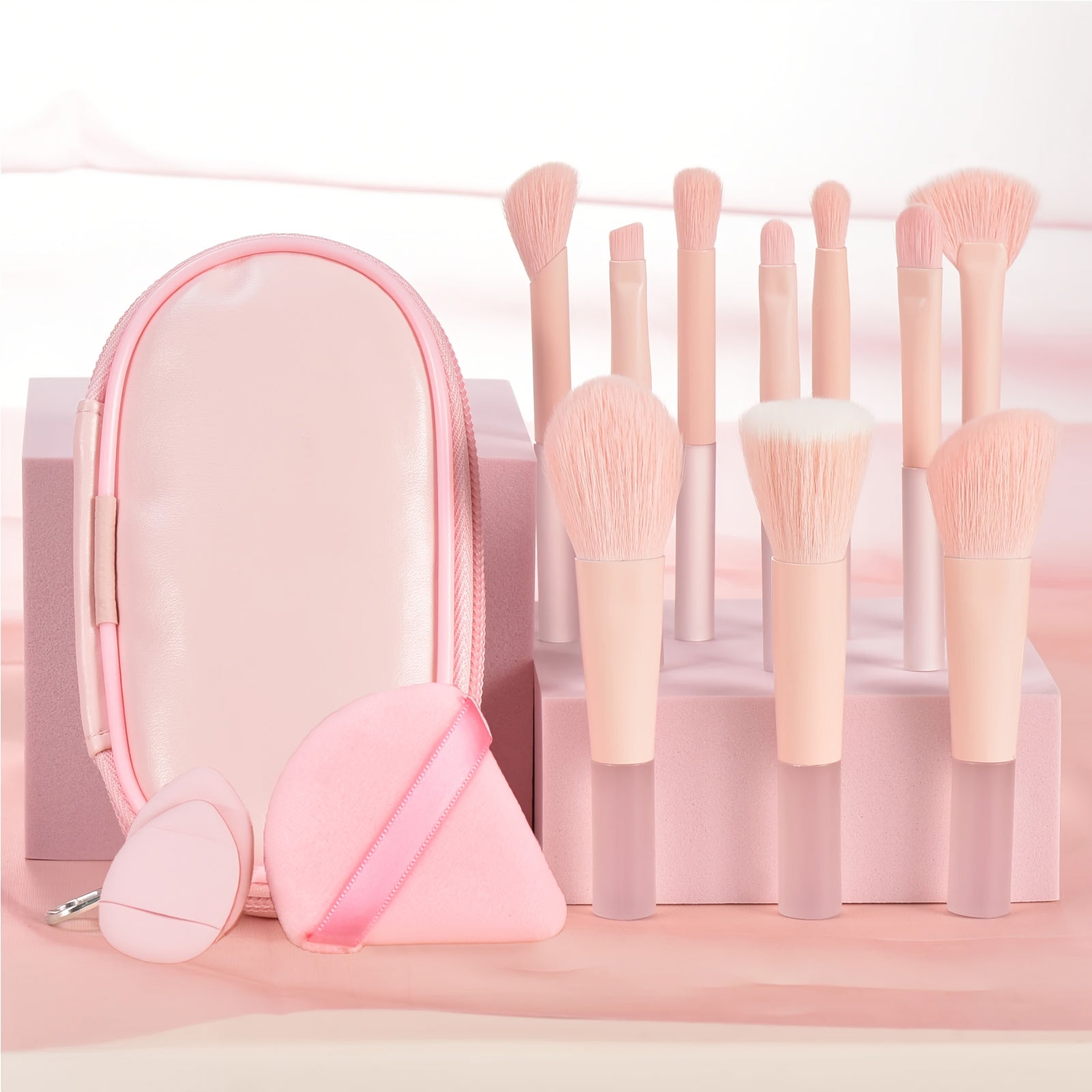 Set portable de pinceaux de maquillage avec éponge et houppette, parfait pour un kit complet d’outils cosmétiques en voyage.