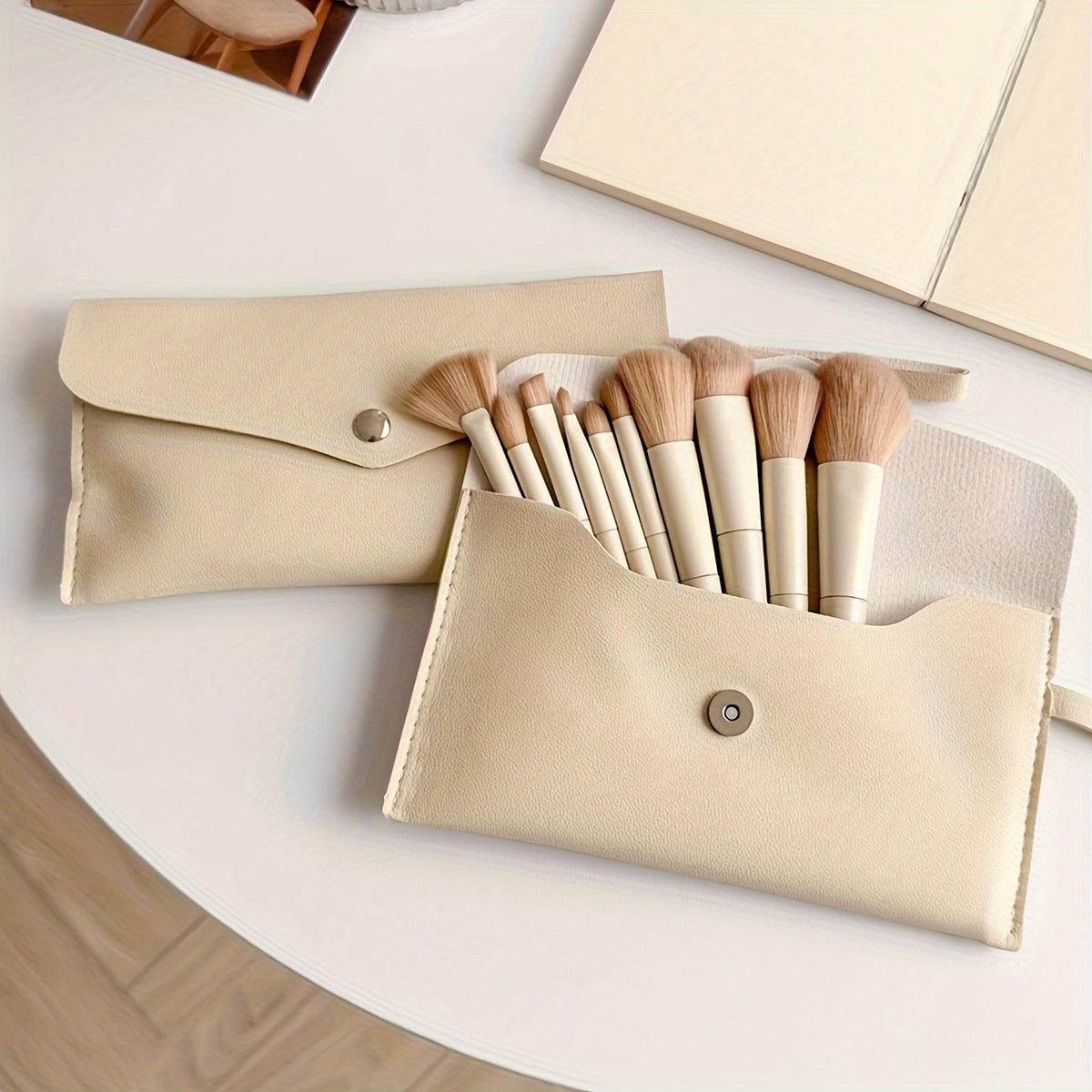 Set de 10 pinceaux maquillage avec étui cuir, poils doux hypoallergéniques, pour poudre, fond de teint, blush, yeux et highlighter, voyage pratique.