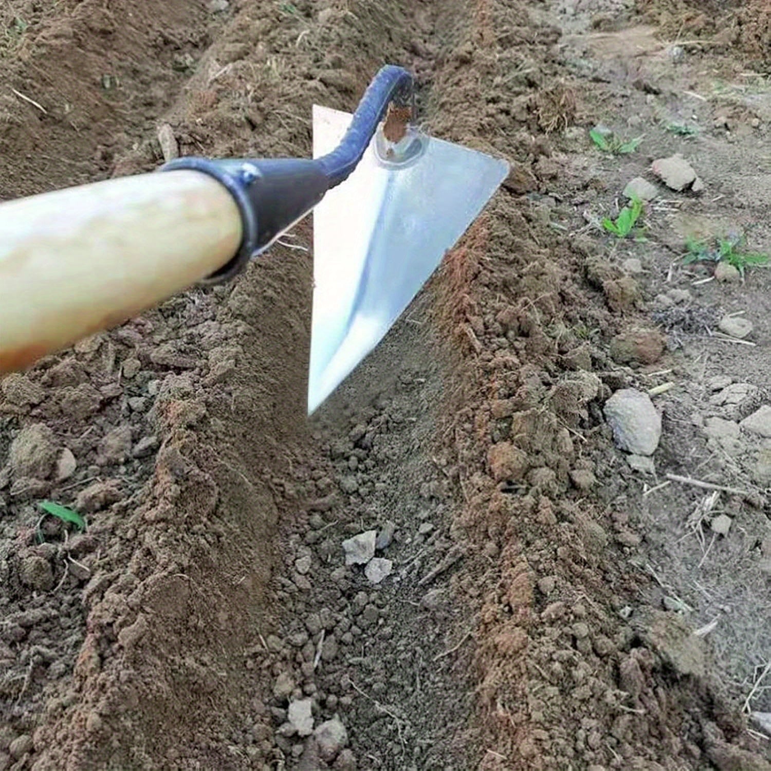 Houe en V à lame triangulaire tranchante, construction métallique durable pour creuser, désherber et ameublir, idéale jardin, ferme et paysagisme.