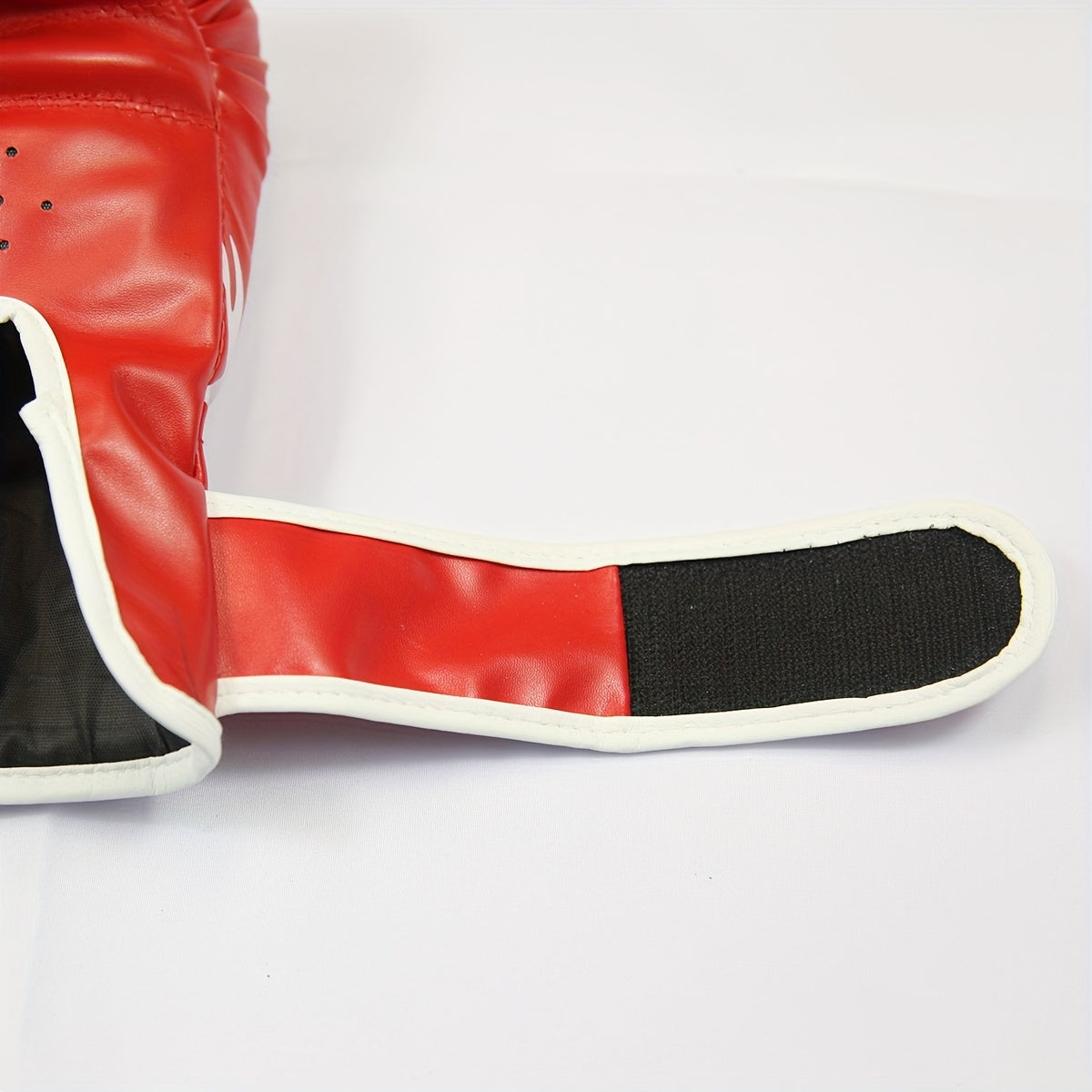 Paire de gants de boxe jeunesse 6 oz avec rembourrage en mousse épaisse, adaptés à l’entraînement amateur et professionnel.