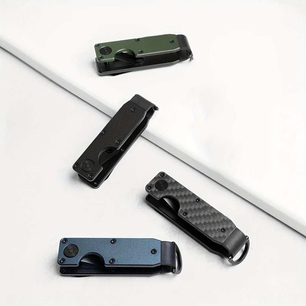 Boîte à clés compacte en métal, motif fibre de carbone, résistante aux rayures, légère et portable, avec mini tournevis et porte-clés bleu.