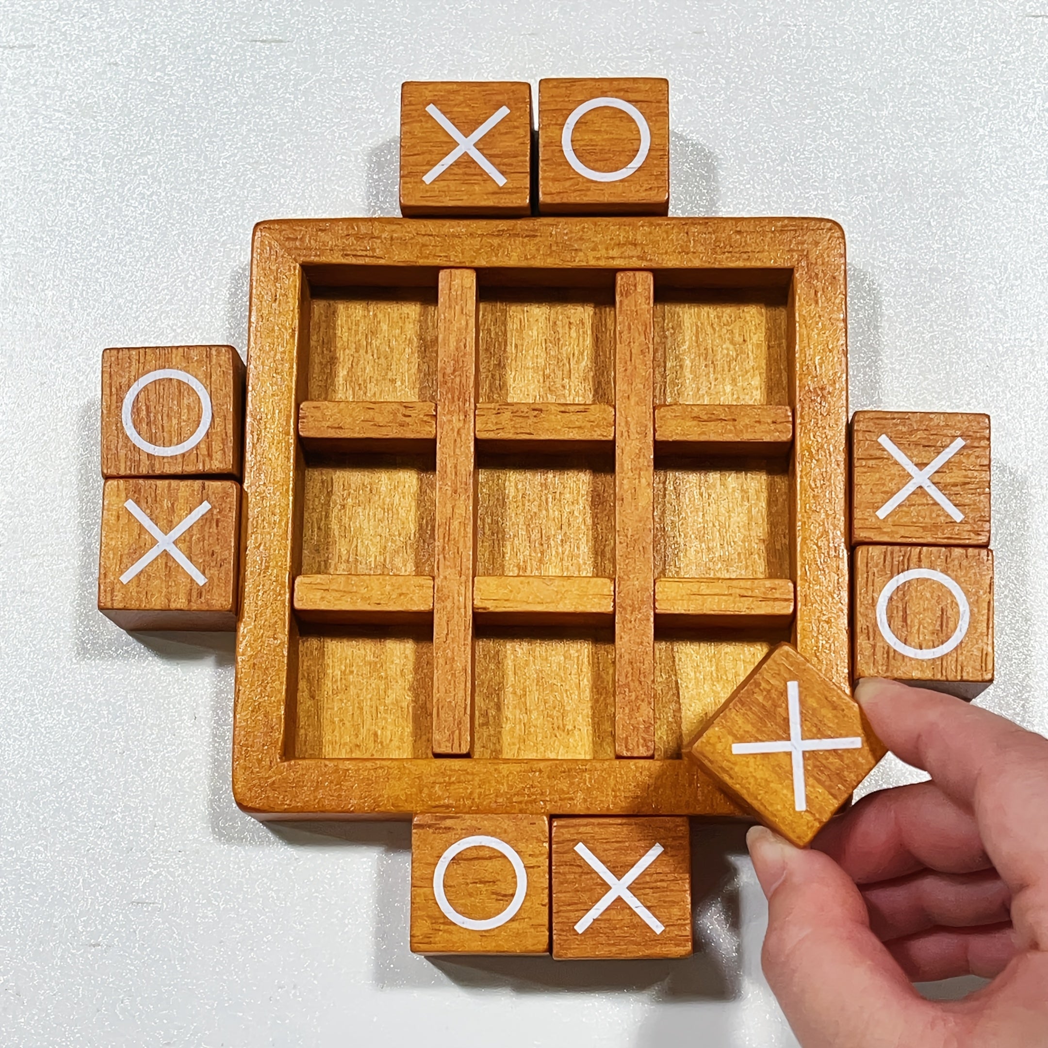 Jeu classique XO en bois, 9 blocs et plateau, idéal soirées familiales et décoration, parfait pour salon et cadeaux de fêtes.
