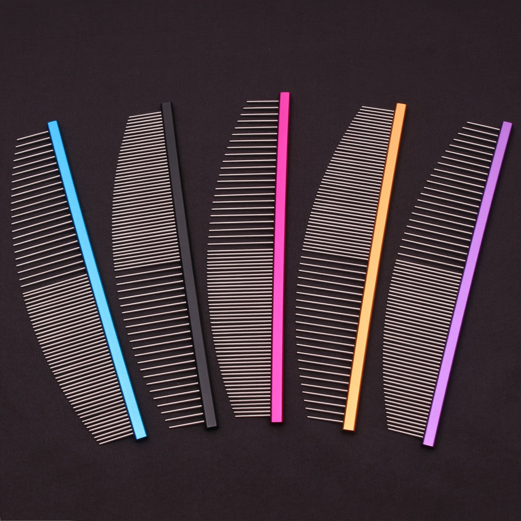 Peigne de toilettage en acier inoxydable pour animaux. Poignée en aluminium, démêle les nœuds et élimine les poils morts.