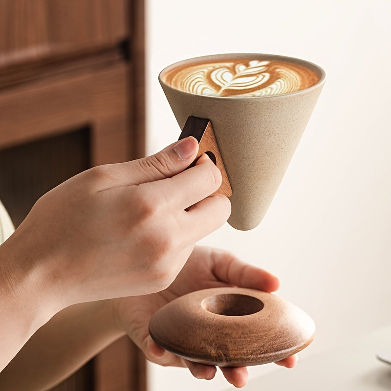 Tasse à café en céramique 250 ml, artisanale, bec verseur large, poignée bois, sous‑verre inclus, idéale maison, bureau ou cadeau.