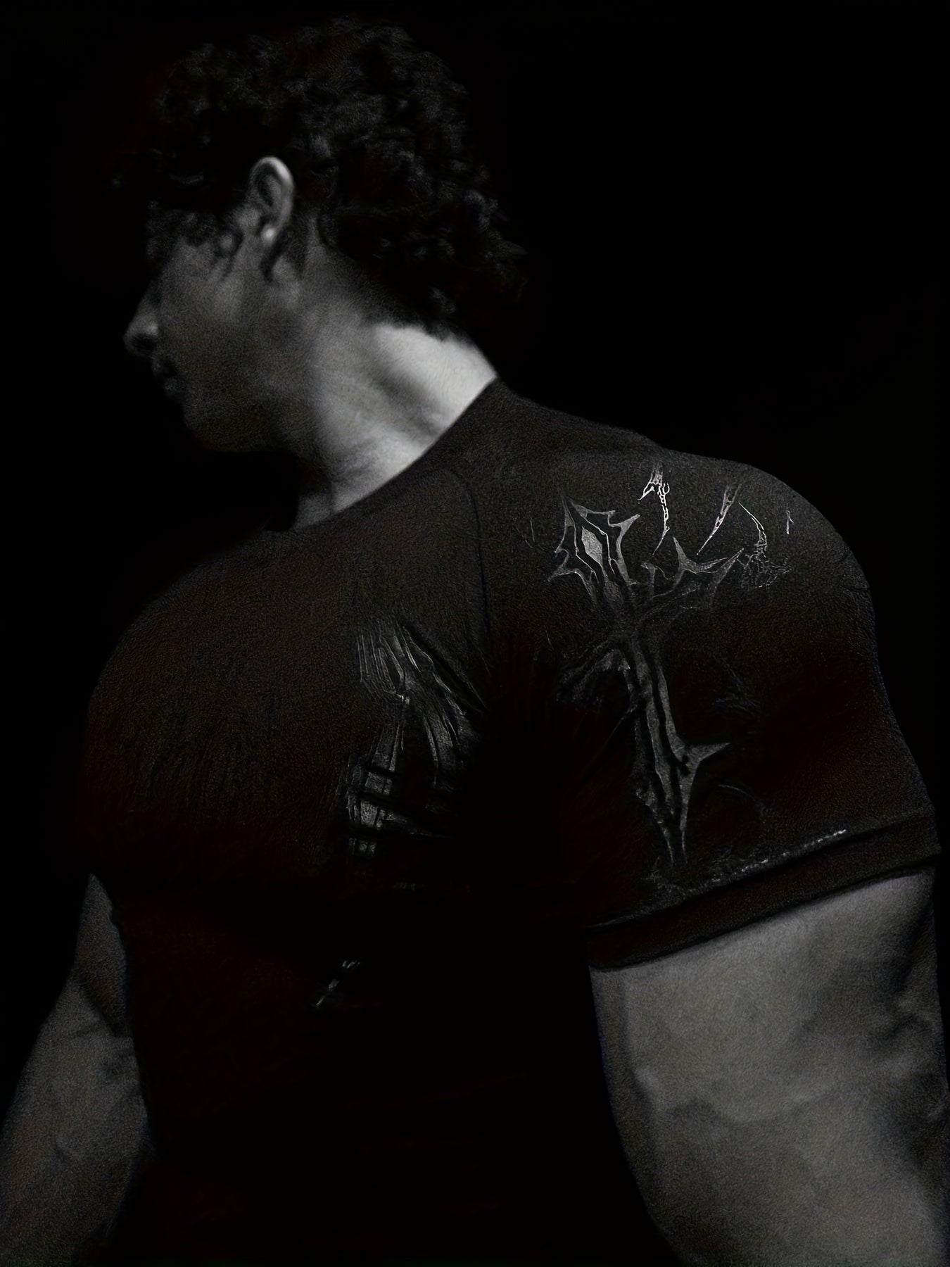 T-shirt compression 2025, haute élasticité, séchage rapide, motif géométrique rouge, maintien musculaire performant, adapté entraînement hommes et femmes.