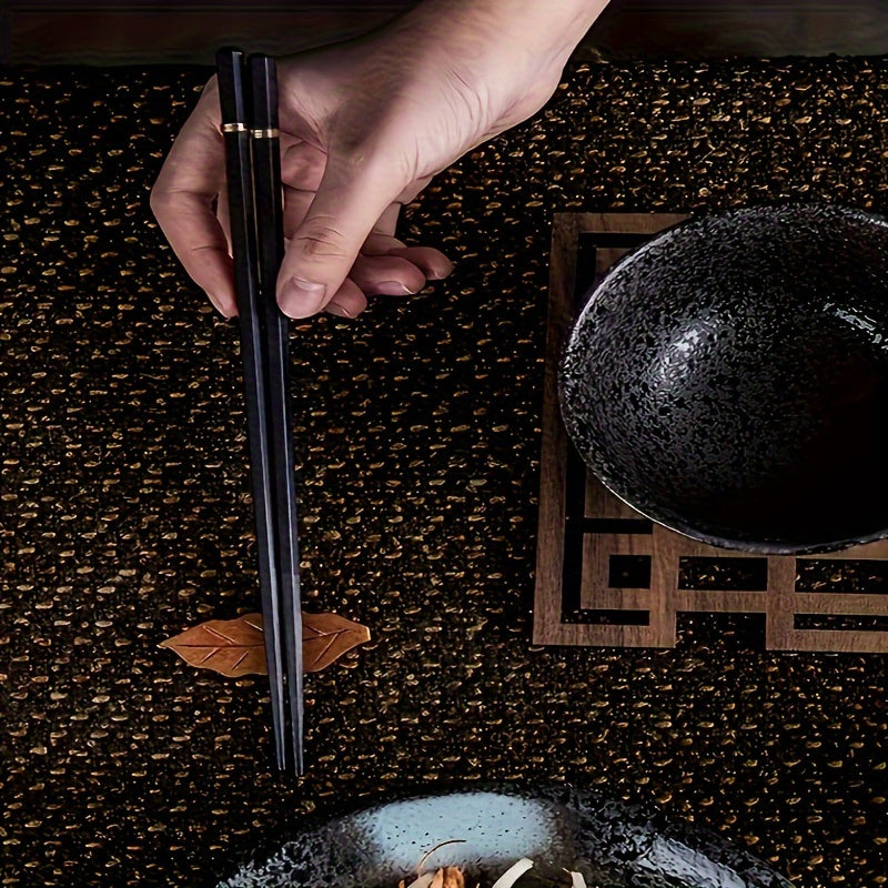 Lot de 5 paires de baguettes métalliques réutilisables, élégantes, idéales pour sushi et cuisine asiatique, cadeau parfait hommes et femmes.