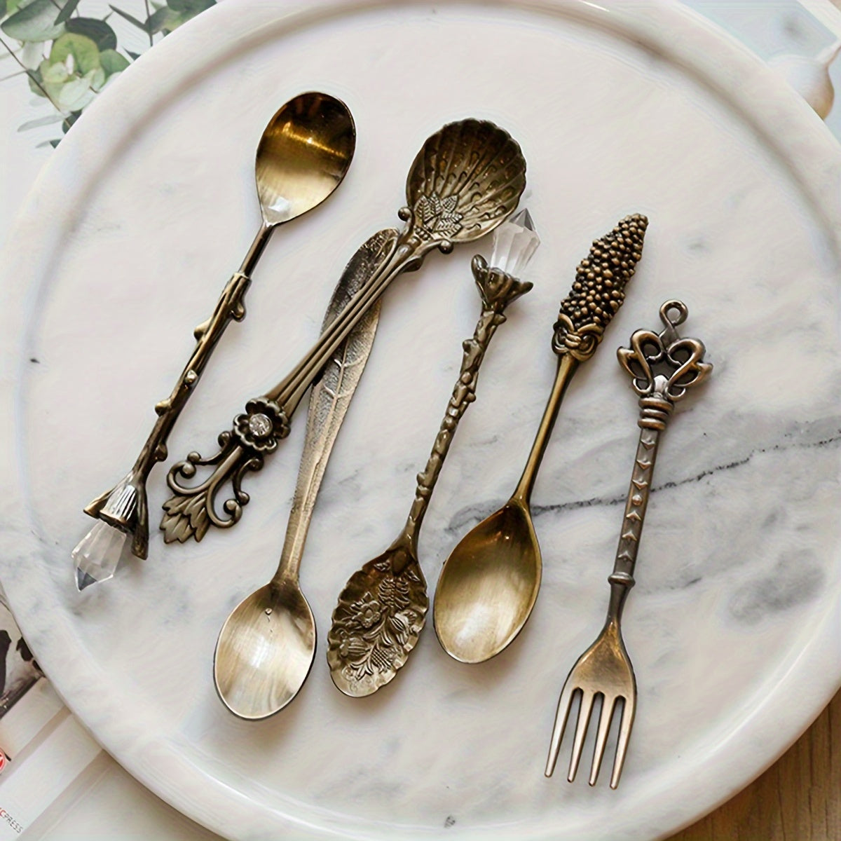 6 Packs/Set, European-Style Golden Dessert Spoons, Vintage Coffee Spoons, Retro-Style Metal Carved Fruit Dessert Spoons, Suitable for Kitchen Dining, Classical Style, Some Styles Are Random.