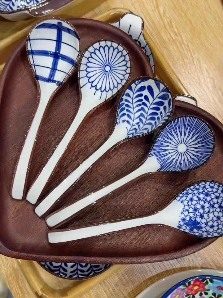 Lot de 5 petites cuillères japonaises artisanales, résistantes haute température, peintes à la main, pour soupe, nouilles ou desserts.