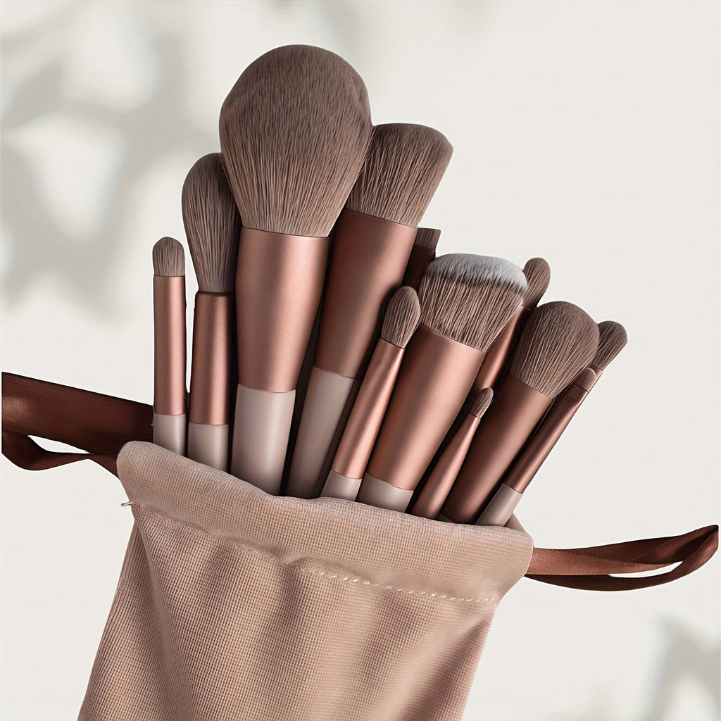 Set de 13 pinceaux de maquillage professionnels à poils doux, pour yeux, fond de teint, blush et applications cosmétiques précises.